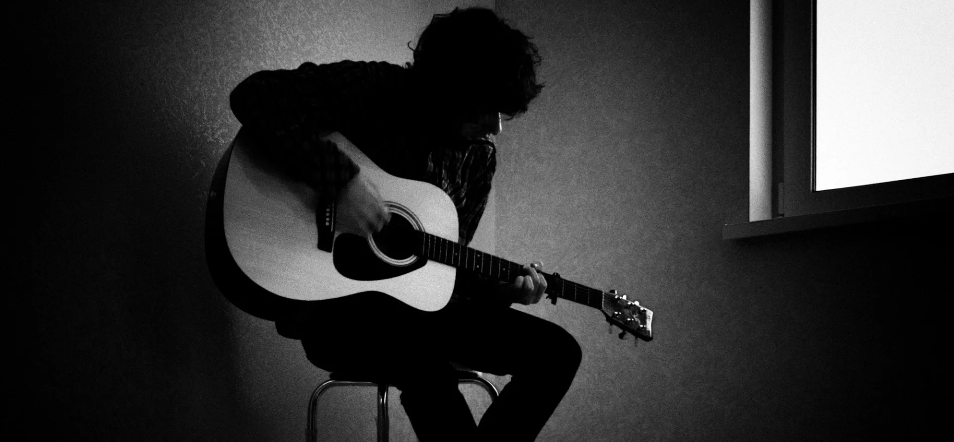 A Psicologia por Trás do Nosso Amor por Músicas Tristes